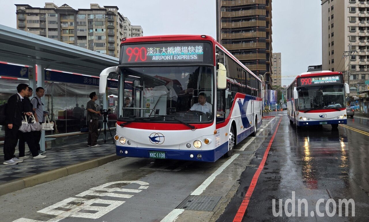 新北市交通局配合淡江大橋通車新闢板橋、機場快線及淡水八里觀光共4條公車路線,經1個月測試之後今天正式營運。記者林昭彰/攝影