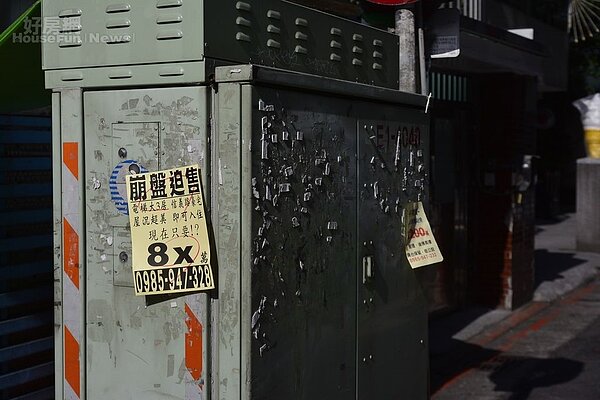 小廣告貼滿街。(好房網News記者陳韋帆/攝影)