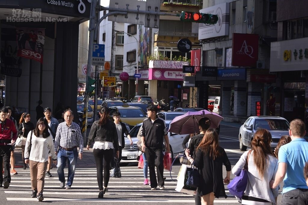 東區人潮洶湧，但是因為租金高昂，導致許多店家決定結束營業，空租狀況愈來愈明顯。（好房網News記者陳韋帆／攝影）