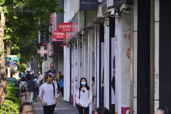 東區人潮洶湧，但是因為租金高昂，導致許多店家決定結束營業，空租狀況愈來愈明顯。 （好房網News記者陳韋帆／攝影）