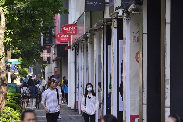 東區人潮洶湧,但是因為租金高昂,導致許多店家決定結束營業,空租狀況愈來愈明顯。(好房網News記者陳韋帆/攝影)