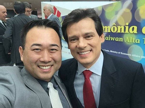 2外派巴西的舒志宏,和當地知名電視節目主持人Celso Portiolle(右)是多年好友。