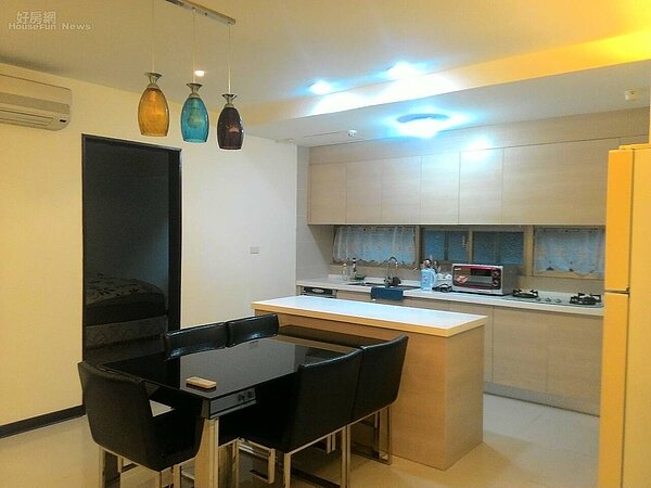 5開放式餐廳的中島和彩色吊燈別具特色。