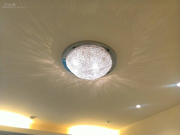 7圓形嵌燈是特別從巴西買回來的。