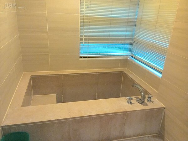 8主臥衛浴的降板式浴缸,彷如外頭的泡湯設備,讓身心獲得完全放鬆。