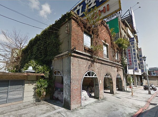 北市府執行西區門戶計畫,拆除忠孝橋引道後,計畫將三井倉庫東移51公尺,紓解忠孝西路車潮。(翻攝自google map)