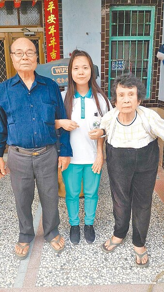 祖孫情深雲林縣林內鄉義峰高中觀光科學生林玫岒(中)與阿公、阿嬤。(義峰高中提供)