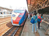 普悠瑪首停嘉義　鐵道迷搶拍