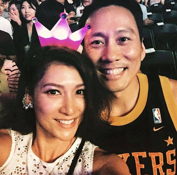 4艾力克斯與李詠嫻夫妻,慧眼買下「新世界」。(取自李詠嫻臉書)