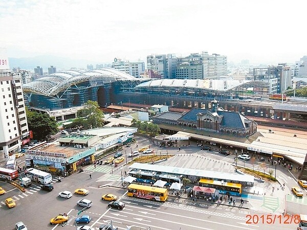 台中鐵路高架化趕工中，預計8月底第一階段通車。 圖／交通部鐵路改建工程局提供