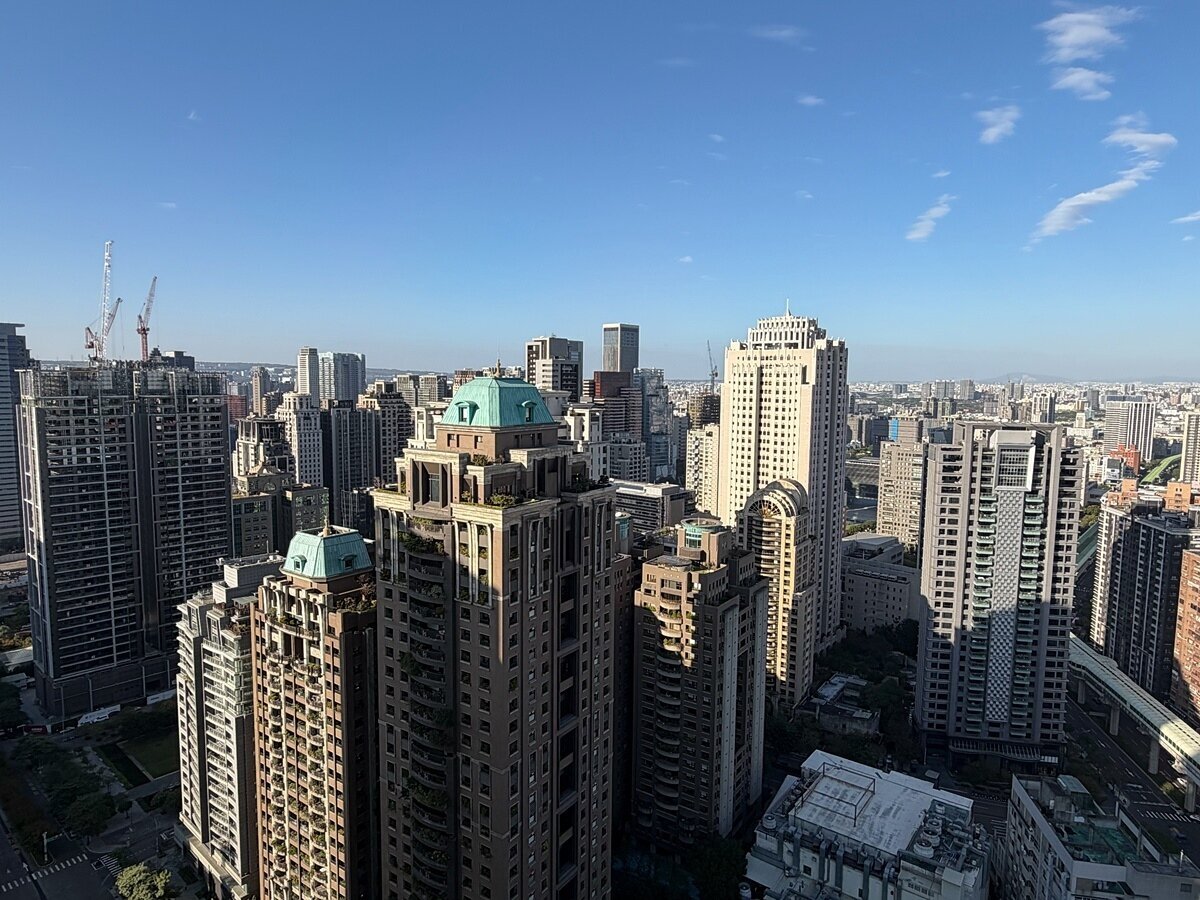 台股持續強勢,不少高資產族群居高思危,選擇將部分獲利了結資金轉向不動產。圖/好房網News記者林和謙/攝