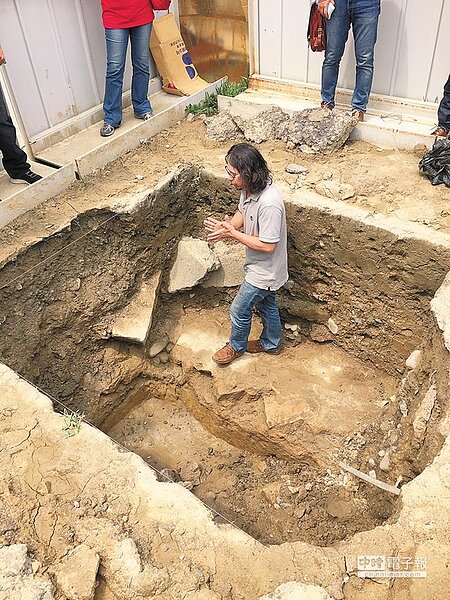 北門東側挖出地下甕城遺跡,圖中L型石塊為北門主城牆與甕城交會的轉角處。(北市文化局提供)