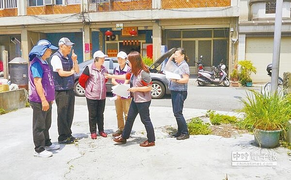 花蓮市長田智宣（左二）與里長至主力里空地會勘，盼向中央爭取活動中心。（許家寧攝）