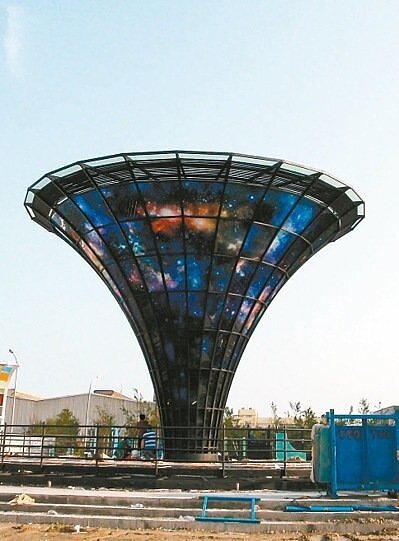 由台灣玻璃商業同業工業號召全台玻璃業者打造玻璃「宇宙塔」,在今年桃園舉辦的台灣燈會相當吸睛,宇宙塔回到鹿港台灣玻璃館,重組近9成(圖),將在26日試點燈,重現玻璃與燈光的饗宴。 圖,郭宣彣攝影