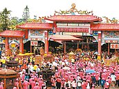 東石港口宮5萬人進香　社口媽遶境　群警指揮交通