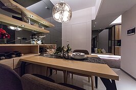 矗立於永和秀朗路二段附近的漢皇德居，是結合住宅大廈與店面的混合式社區。基地面積380坪，為地下兩樓地上十五層樓的社區。坪數規劃由23到68坪不等，其中以34坪為主力產品。扣掉公設31％，34坪的室內實際面積近24坪，可規劃成兩房或三房的格局。
因室內可使用的面積並不大，因此設計師規劃此處為兩房單衛與一客廳一餐廳的格局，並且採用大量的木料素材來營造清新舒適的居家感覺。