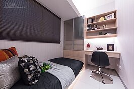 次主臥部分有一大片的對外窗，設計師採用百葉窗作為隱私與遮光之用，不過這種窗簾在清潔上也比較麻煩。

次主臥室內可使用面積很小，因此與其使用不是這麼合規格的系統傢俱，反而利用現場木作的方式更能在預算與需求天平間取得平衡。