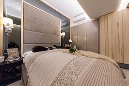 主臥室與次主臥都採間照的方式進行照明。不過主臥間照設計的角度還有待商榷，會讓躺在床上的人有壓迫感。