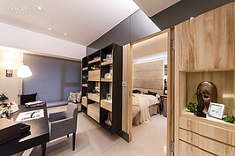 書房與主臥室的樣貌。可以看出設計師採用大量的木頭素材，目的要營造出溫暖清新的感覺。
書房書櫃上方與主臥室相連的部分裝上了墨色玻璃，同樣可以增加空間感。