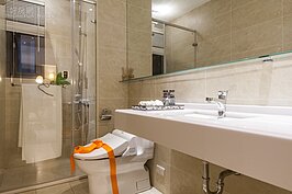 浴室部分沒有浴缸設計，而是僅有一組淋浴間。廁所洗手台倒是蠻大的，可以放下不少東西。若要增加收納部分，洗手台下方是最佳的可使用空間。