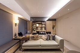 客廳另一個角度。右邊前方為次主臥，後方則是浴室。整個牆面包括天花板都是簡單的白色油漆粉刷，若要讓空間活潑一點，不妨可大膽採用淡綠色或鵝黃色的油漆。