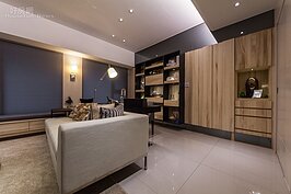 客廳與書房另一個角度。淡色的木材讓人心曠神怡。