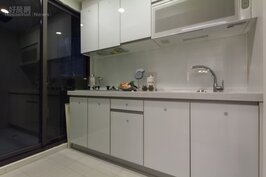 廚房部分很簡單，可使用空間比較小，現場裝置的則是建商會贈送的基本廚房設施。