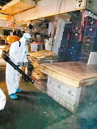 高雄市苓雅區三和市場出現漢他病毒個案,衛生局防疫人員到場消毒環境,並布置鼠籠、鼠餌,遏止病毒擴散。 圖/衛生局提供