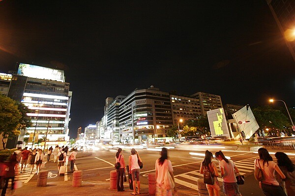 板南線捷運沿線房價下修,忠孝敦化站房價跌至7字頭。(圖/好房資料中心)