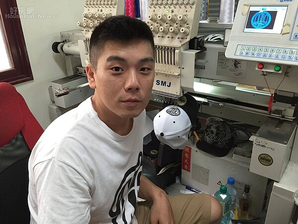 3.Xlife Clothing 提供客製化帽款,圖為創辦人之一的饒舌歌手懂伯。