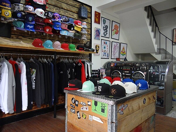 2.一樓空間採用南方松木材作為基本暖色調,裝潢過程完全憑直覺、是一種freestyle的嘻哈風格。