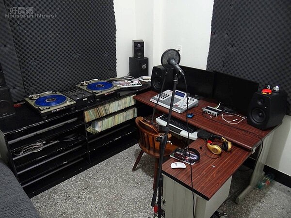 7.有DJ在的地方就有音樂,店裡光是黑膠唱片、CD收藏就有上千張。