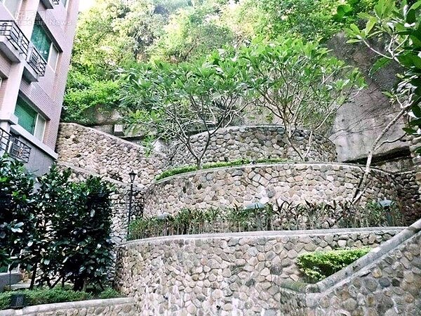 2.位於半山上的社區,環境清幽。