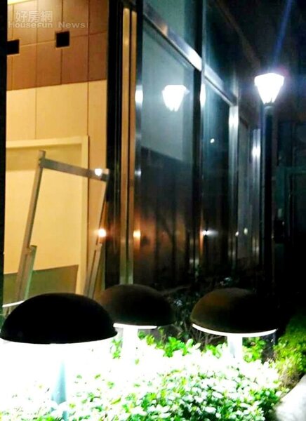 3.每到晚上，社區就會點亮可愛溫馨的蘑菇燈。
