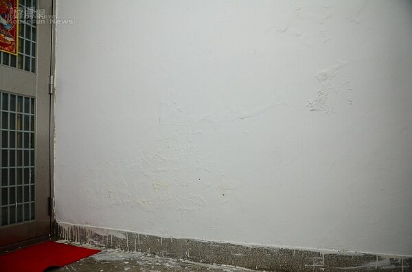 門外樓梯間的牆面如果有漏水現象,代表屋內的牆面有可能有漏水問題,是一般常忽略的漏水原因。(好房網News記者鍾釗榛/攝影)