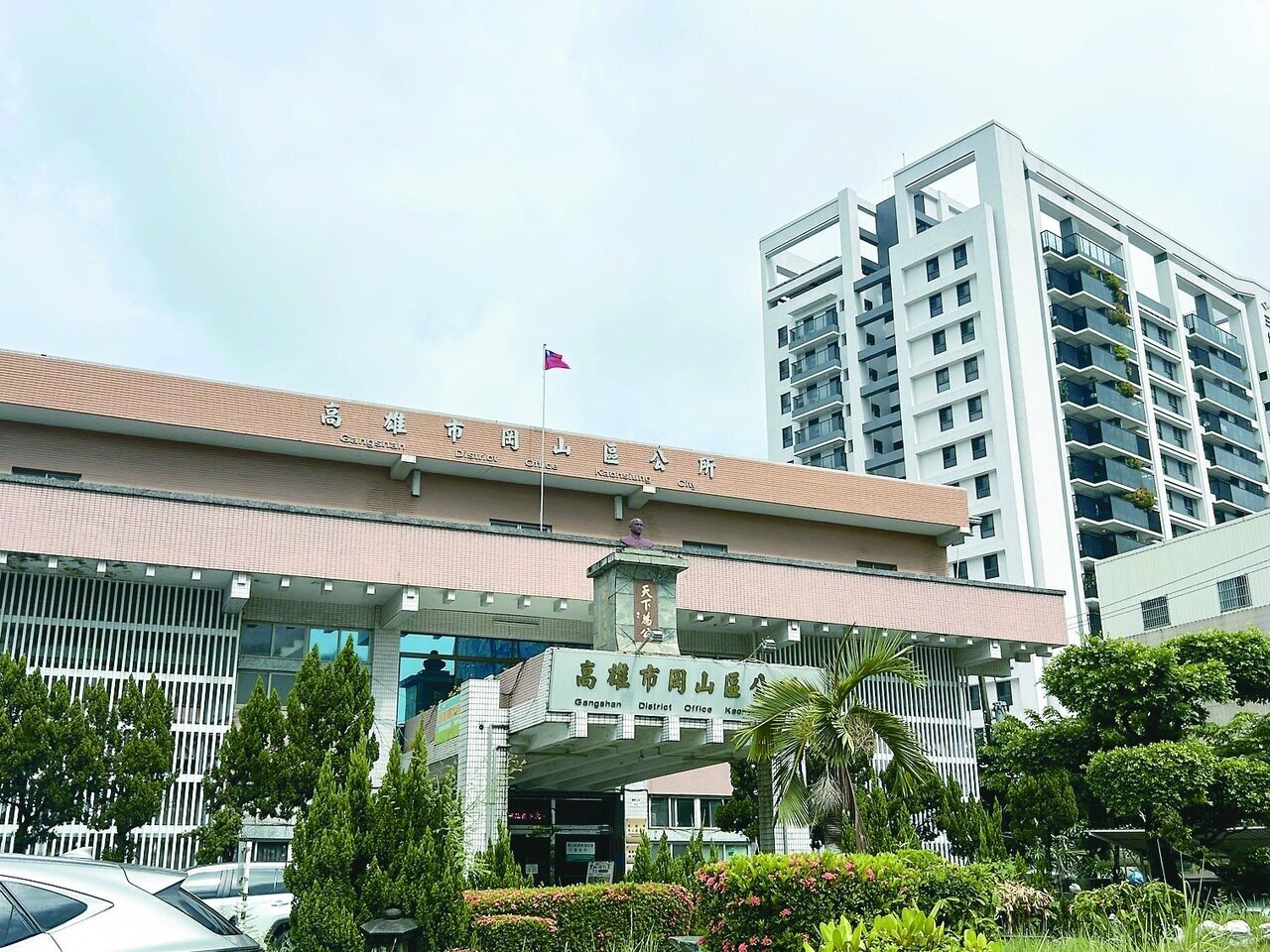 高雄岡山區公所興建於一九八四年,使用至今四十二年,周遭大樓林立,顯得建物十分老舊,新行政中心動工後,將遷移至斜對面的農會大樓辦公。記者徐白櫻/攝影