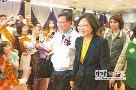 蔡英文(右)28日到桃園參加模範勞工表揚大會。(甘嘉雯攝)