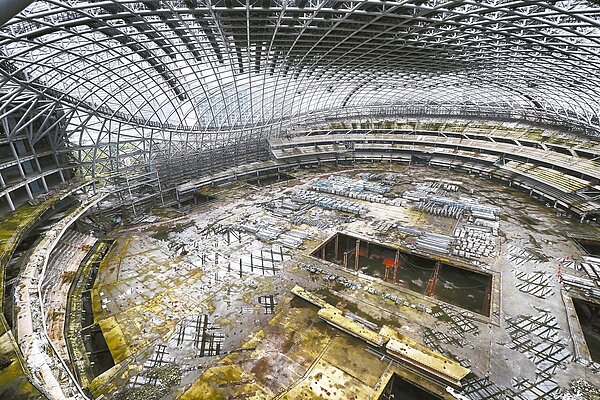 停工近一年的大巨蛋,昨首度開放議員及媒體進入主體「探密」,青苔處處、鋼梁生鏽,地下層積水還有烏龜在游泳,議員童仲彥批「簡直像是廢墟!」 記者許正宏/攝影