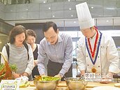 現身蔬食快閃　朱立倫料理可食地景