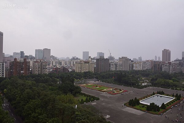 從國父紀念館俯瞰信義區房市景全區。（好房網News記者 陳韋帆／攝影）