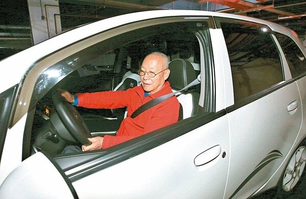 交通部昨宣布，滿七十五歲的高齡駕駛人，明年起須接受體格與認知測驗，通過才會換發有效期限兩年的短期駕照。 記者屠惠剛／攝影