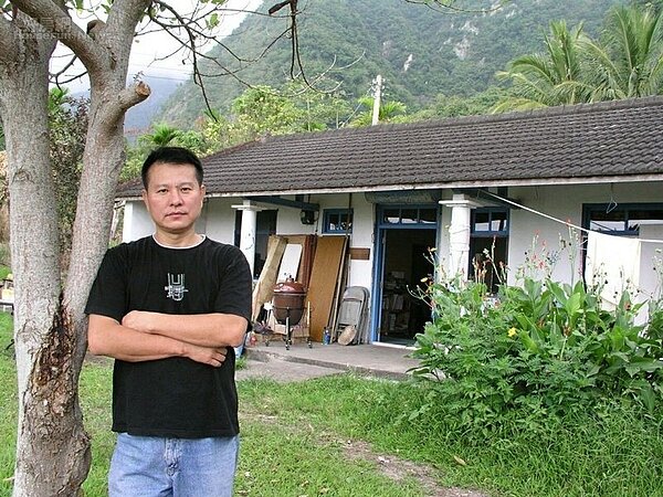 1.擁有作家、社運紀錄片導演等多重身分的江冠明,20年前自我放逐到台東都蘭,意外開啟農舍改造的人生。