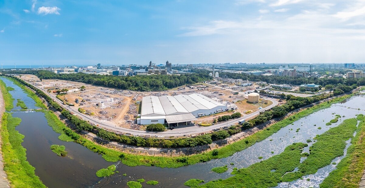 高力國際協助美商科慕集團成功處分觀音工業區一筆高達8.3萬坪的工業土地,由世紀鋼集團以總價逾113億元承接,可說是史詩級的地產交易。圖/高力國際提供