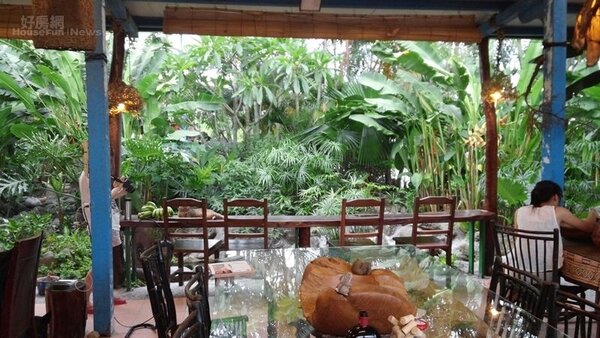 10.庭園採南洋巴里島風，用漂流木、酒瓶、石頭、熱帶雨林植物，打造獨特風格庭園餐廳。
