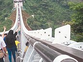 遊客摳的？山川琉璃吊橋　「百步蛇眼睛」不見了