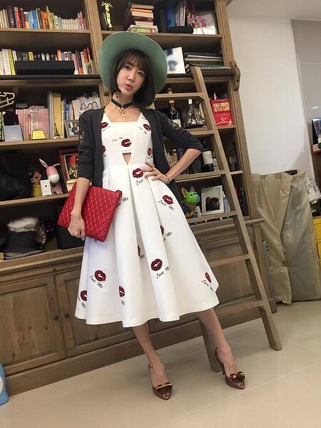 宋米秦家中有一片木質書牆,她經常在前面放上穿搭照給粉絲參考。(翻攝自宋米秦臉書)