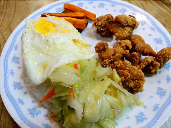 台大著名美食餐廳七里亭驚傳頂讓,讓不少學生哀痛說是「時代的眼淚」。圖為七里亭招牌餐「泰式雞塊餐」。(圖/擷取自Nash,神之領域部落格)