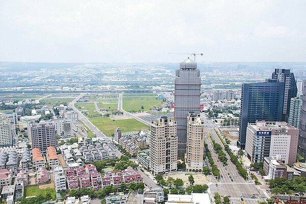 桃園、台中、台南、高雄市地政局今天公布4月買賣移轉件數，結果大出市場意料。 圖／報系資料照