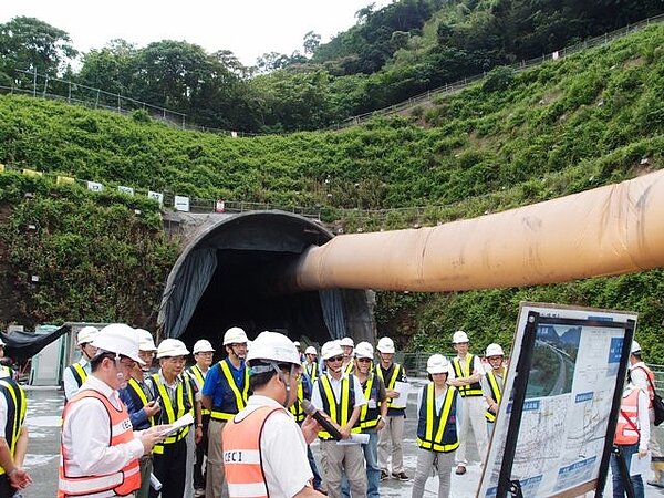 賀陳旦表示，他對目前的蘇花改工程沒有任何評論。（翻攝自台灣人@路）