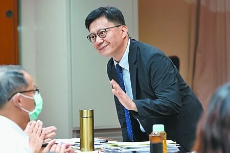 立法院教育及文化委員會15日召開「幼兒教育及照顧法」修法公聽會,教育部次長張廖萬堅出席,聽取專家學者們的意見。(黃世麒攝)